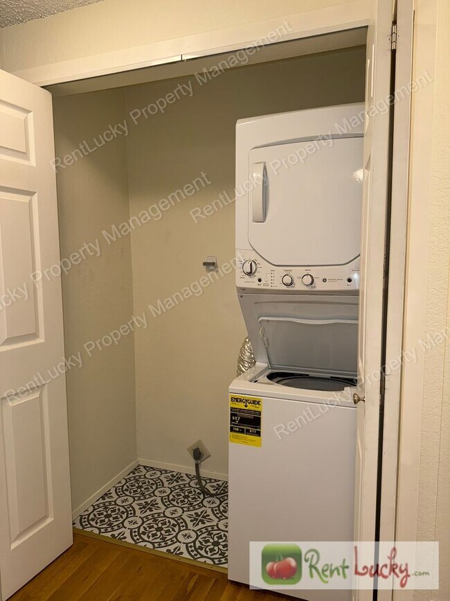 Building Photo - Beautiful 1-Bedroom Condo in Kirkland w/ Covered Parking and Patio Storage!