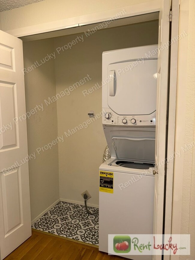 Building Photo - NEW Pricing! Amazing 1 Bedroom Kirkland Condo! Covered Parking and Outdoor Storage!