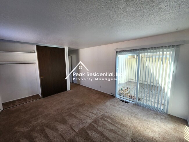 Building Photo - Spacious Arden Area 3bd/2ba Duplex with Garage