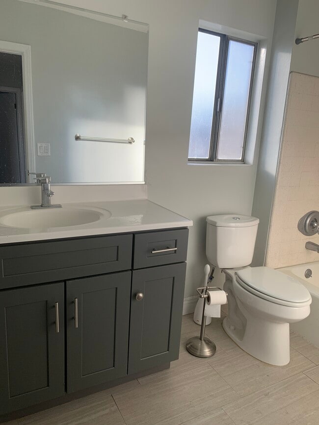 Building Photo - 827 N Avenue 57