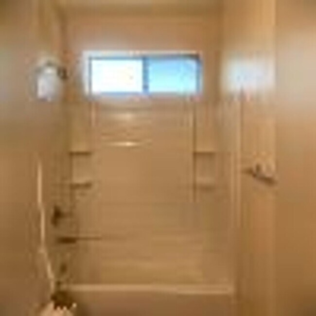 Building Photo - 4 Bedroom, 2 1/2 Bath Available Now!