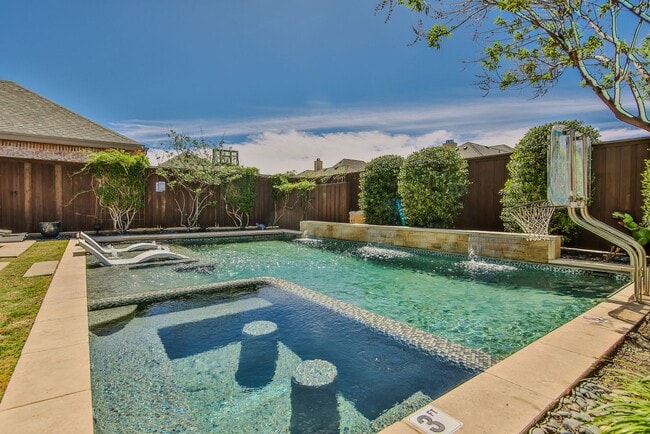 Building Photo - Gorgeous home with Pool