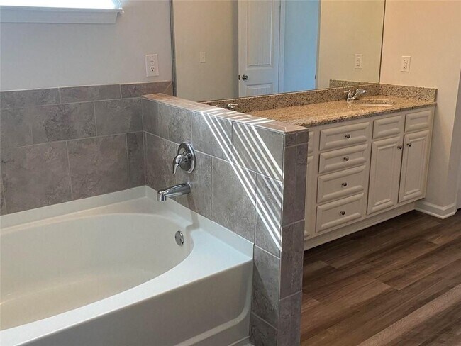 Building Photo - 5650 Mirror Lake Dr