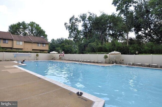 Building Photo - 2494 Glengyle Dr
