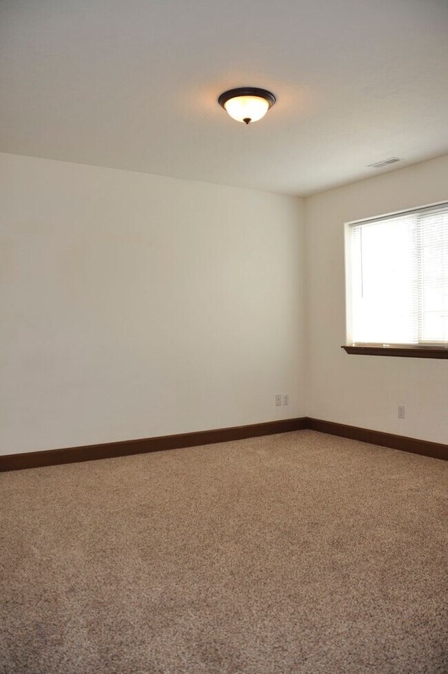 Building Photo - 3 bed 2.5 bath Townhome with A/C & gas fireplace