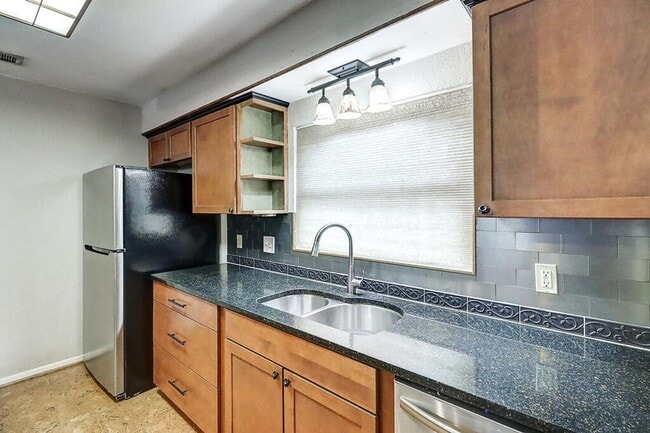 Building Photo - 3121 Seafoam Dr