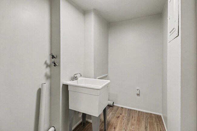 Building Photo - 518 St Marys Dr