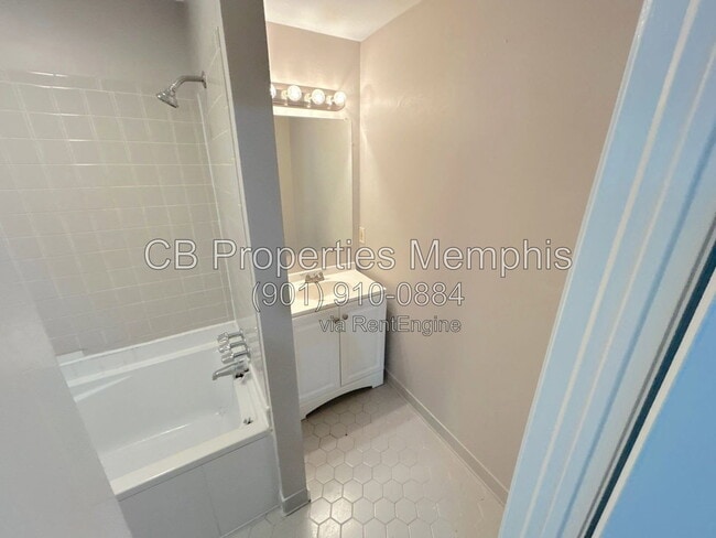 Building Photo - 1018 McEvers Cir