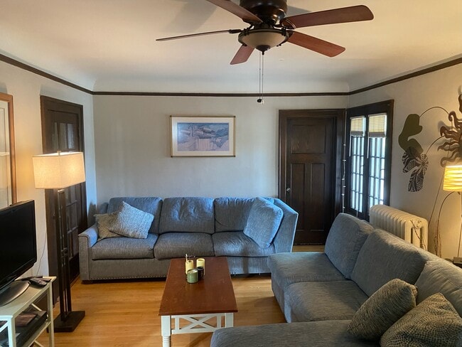 Primary Photo - 3833 N Farwell Ave