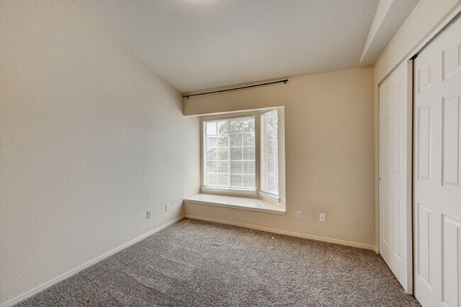 Building Photo - "Charming 2-Bed, 2-Bath Condo Retreat in Centennial"