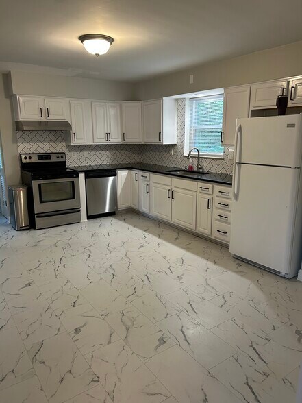 Kitchen - 1877 Memorial Pky