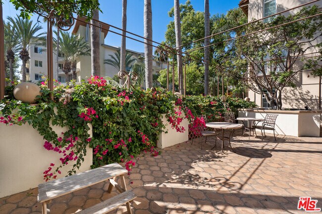 Building Photo - 5935 Playa Vista Dr