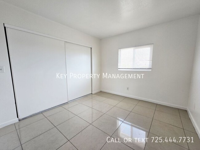 Building Photo - REMODELED UPSTAIRS 2 BED, 1 BATH UNIT * OP...