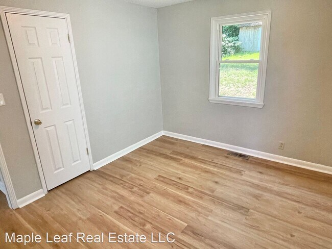 Building Photo - 3 br, 1.5 bath House - 11721 Roosevelt Way NE