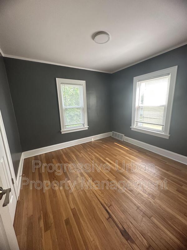Building Photo - 1337 W 106th St