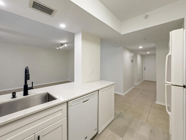 Building Photo - 2112 S Cypress Bend Dr