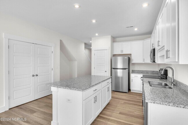 Building Photo - 7028 Crew Dr