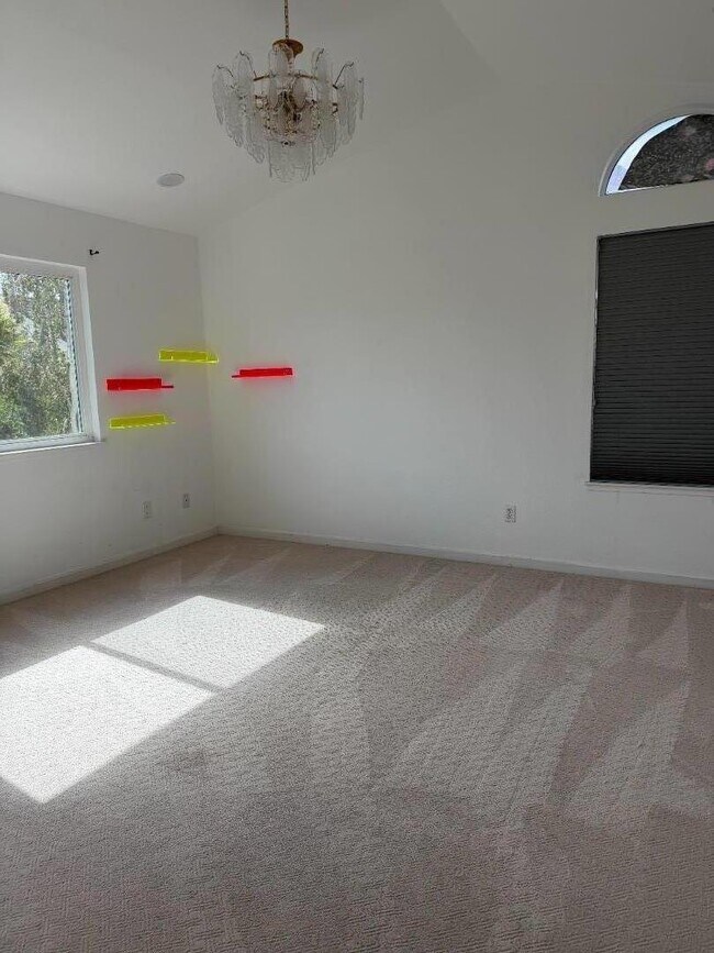 Building Photo - 5572 Tan Oak Dr