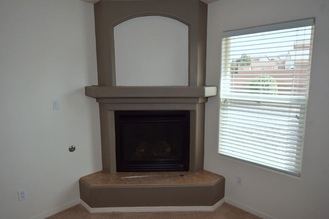 Building Photo - Amazing 3 Bedroom Home Near KAFB!
