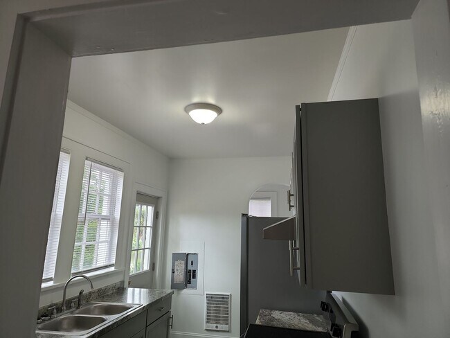 Building Photo - Completely Remodeled Cottage style home fo...
