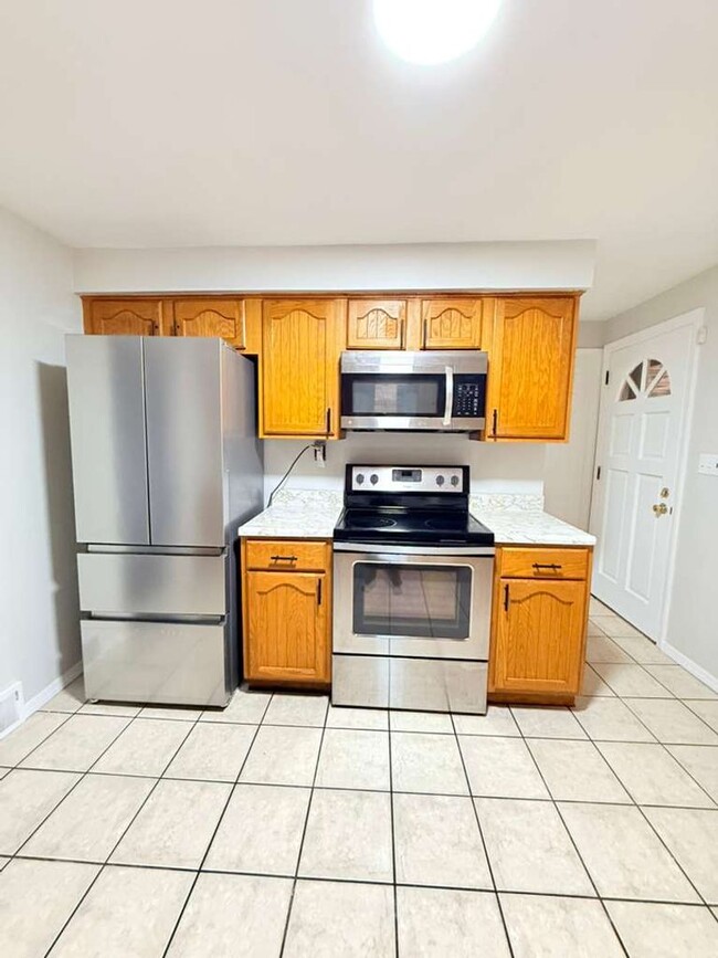 Building Photo - Updated 3BD 2BA Apartment Located in a Great Area!!