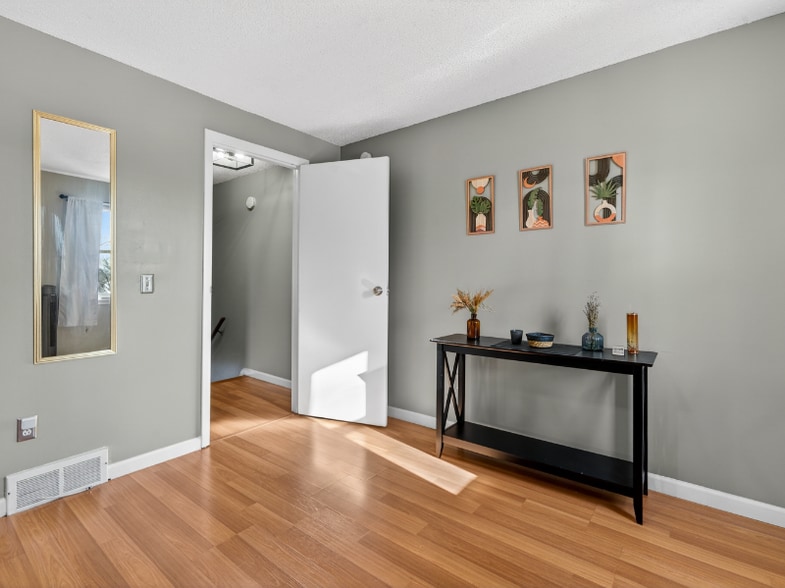 Building Photo - 1082h Mt Hope Ave