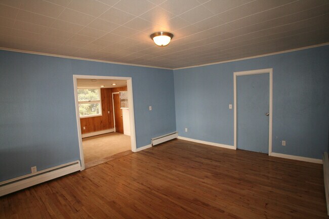 Building Photo - Single Family Home off Frontage Rd!