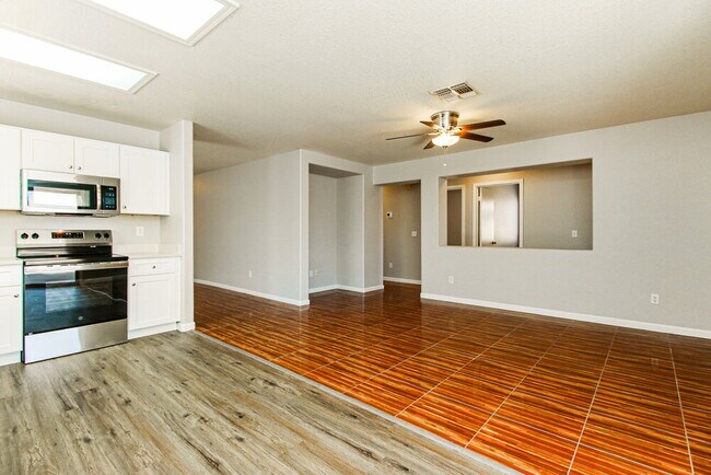 Building Photo - 5338 E Florian Ave