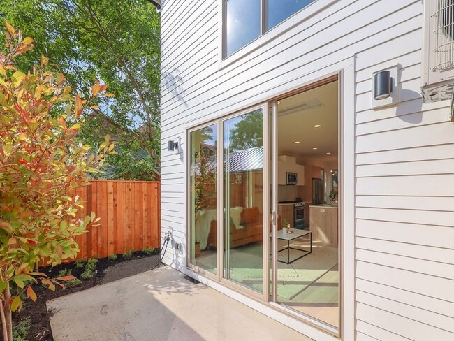 Building Photo - Stunning Townhome-Style Unit with Washer/D...