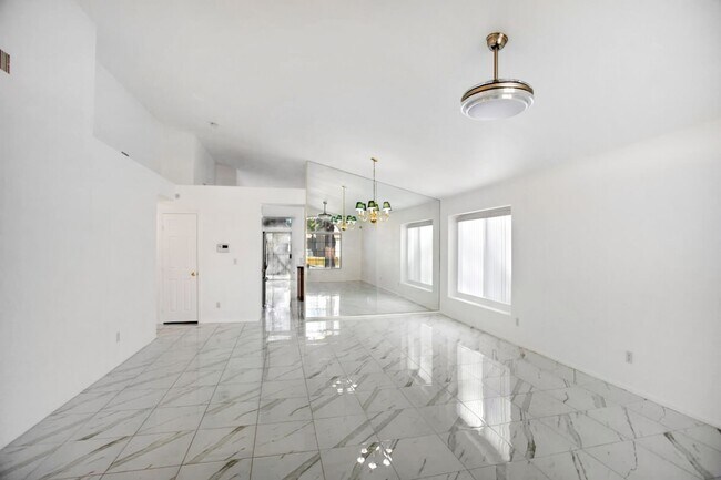 Building Photo - Single Story, 3 Bedroom, Peccole Ranch Beauty