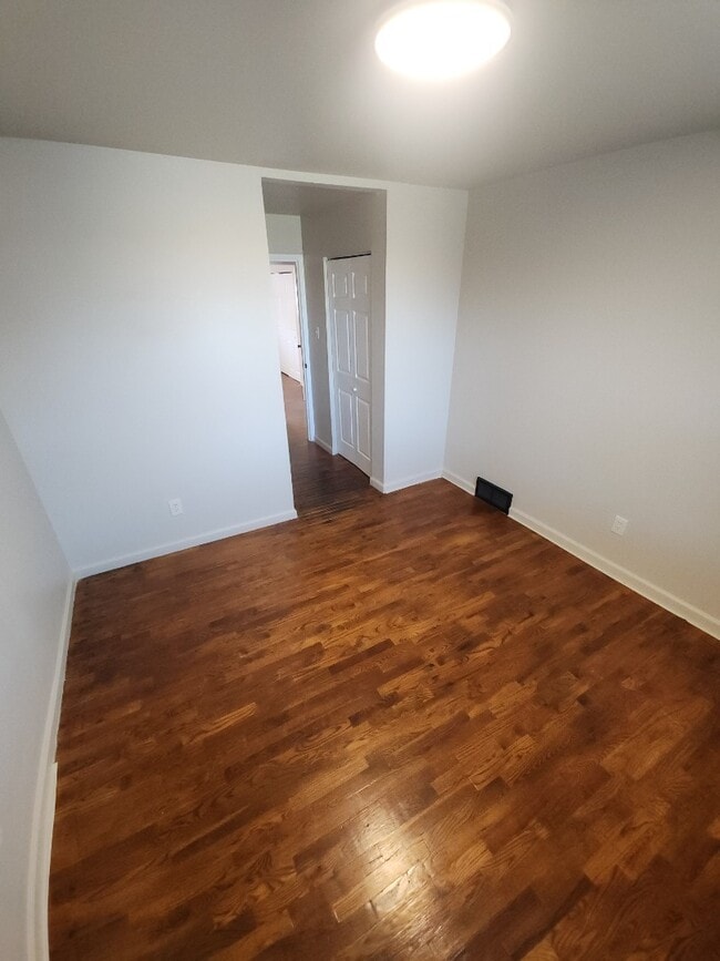 Building Photo - 2 bedroom 1 bath