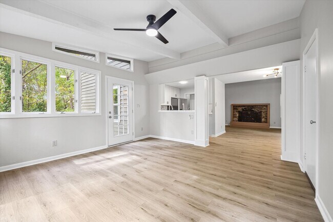 Building Photo - Beautifully updated and freshly painted 3-...