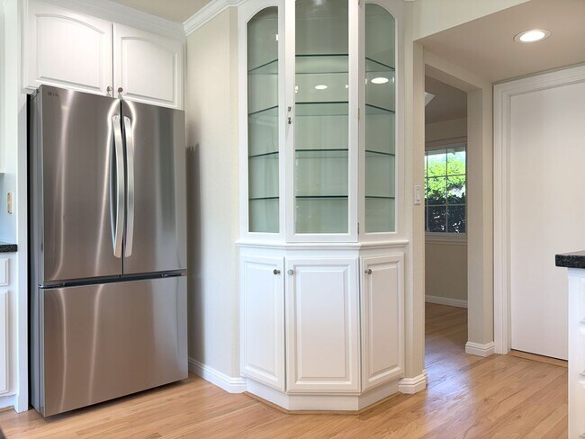 Building Photo - Beautifully Updated 4-Bedroom Home in Prime Mountain View Location!