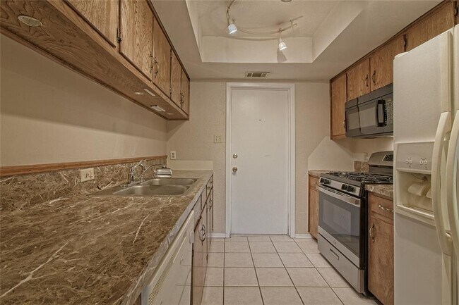 Building Photo - 914 Garden Meadow Dr