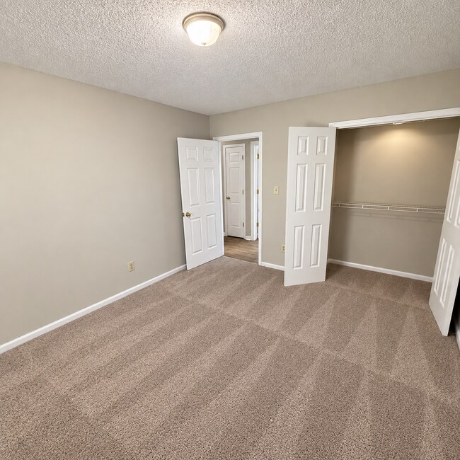 Building Photo - 6615 Cottonwood Dr
