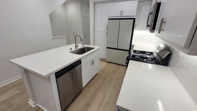 Building Photo - $1000 OFF MOVE IN COST on this Gorgeous Three Story 3 Bed 3 Bath Townhouse