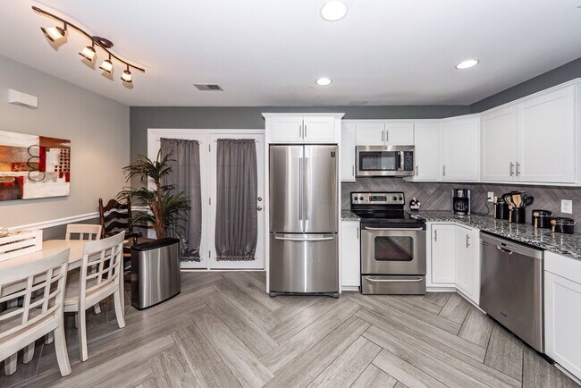 Building Photo - 7988 Shadow Oak Dr