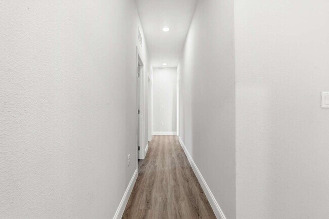 Building Photo - Nearly New 4BR Home Available Now in SW Ocala