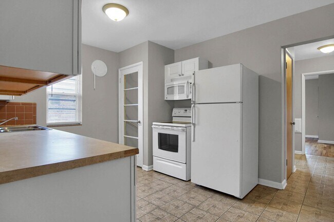 Building Photo - Living on Fyler is so Hawt Right Now