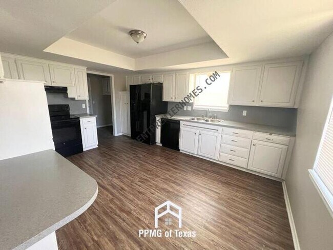 Building Photo - 10904 N Linn Ave