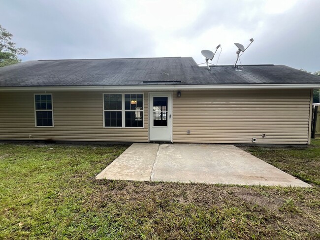 Building Photo - Three bedroom, two bathroom house in Pembroke