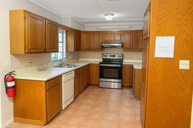 Building Photo - 4409 W Varn Ave