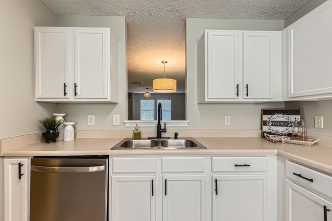 Building Photo - 5855 Monroe Crossing