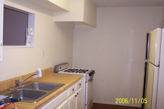 kitchen - 1505 Tulane St