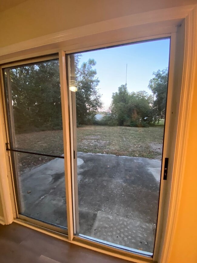 Building Photo - 2 Bdr/2bath townhome, great location!