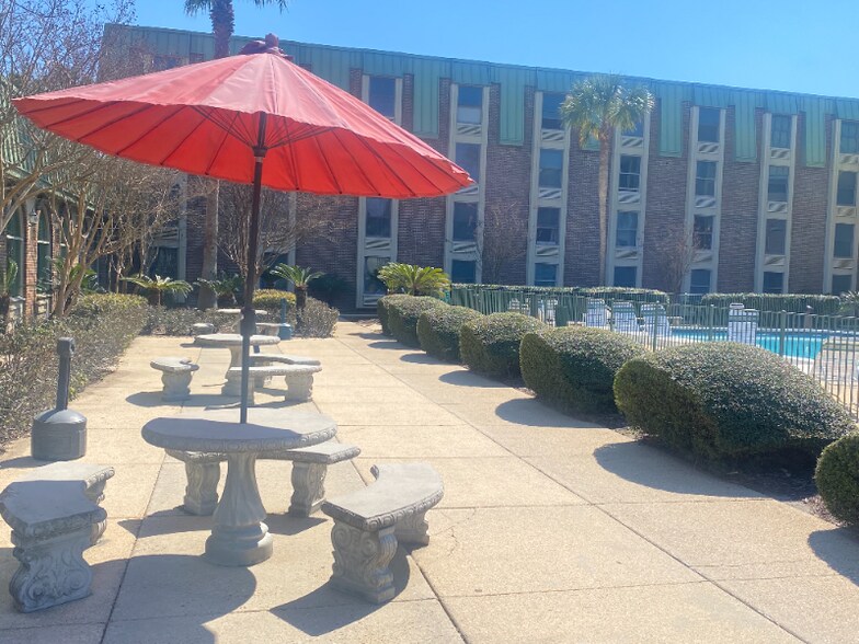 Building Photo - 224 E Garden St