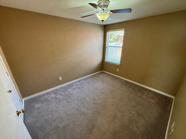 Building Photo - 3003 Lake Ridge Dr