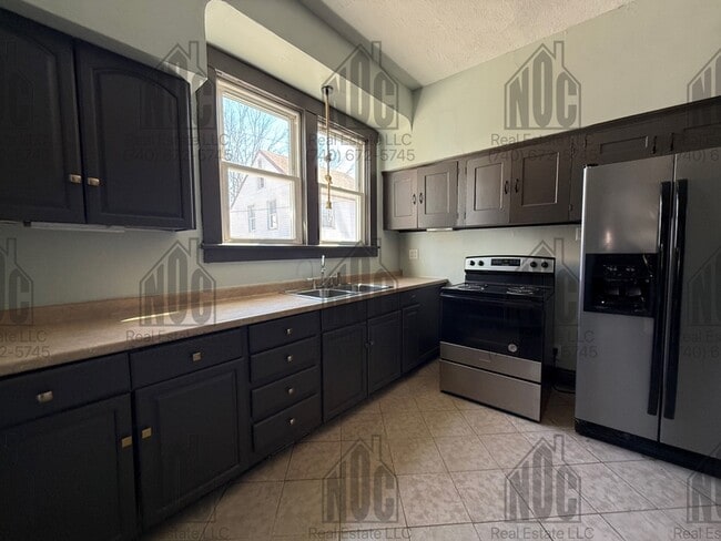 Building Photo - 726 E Main St