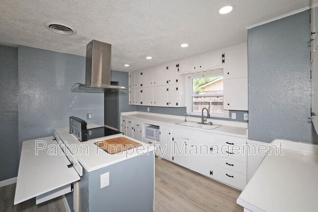 Building Photo - 3304 Janet Dr