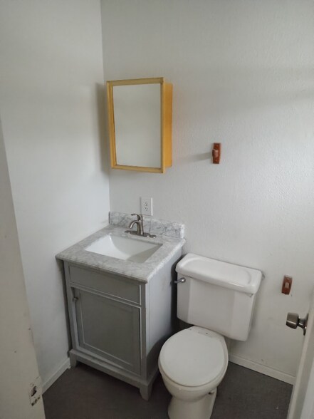 Building Photo - 128 SE Guinevere Ct